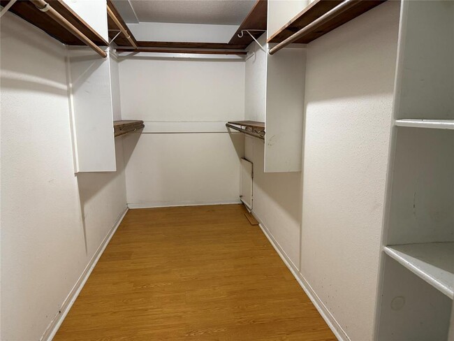 Building Photo - 702 Omega Cir
