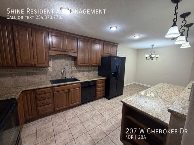 Building Photo - 207 W Cherokee Dr