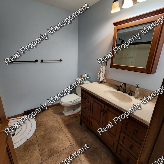 Building Photo - Well Maintained Schererville Tri-Level