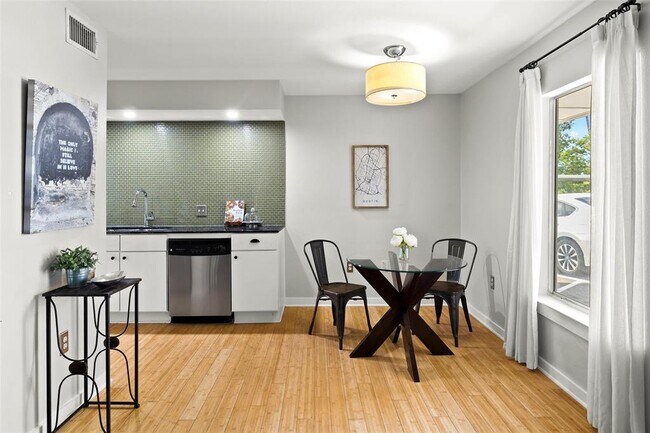 Building Photo - 2200 Dickson Dr