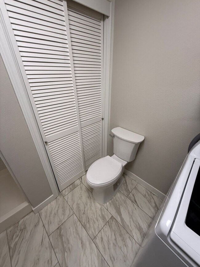 Building Photo - 1330-1334 SW 8th Ave Triplex/crema102-626