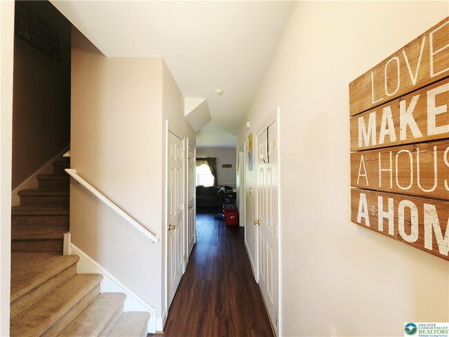 Building Photo - 278 Maple Ct