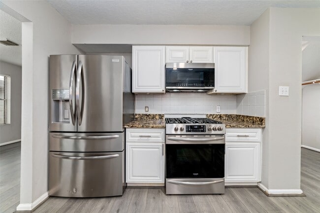 Building Photo - 10810 Meadow Walk Ln