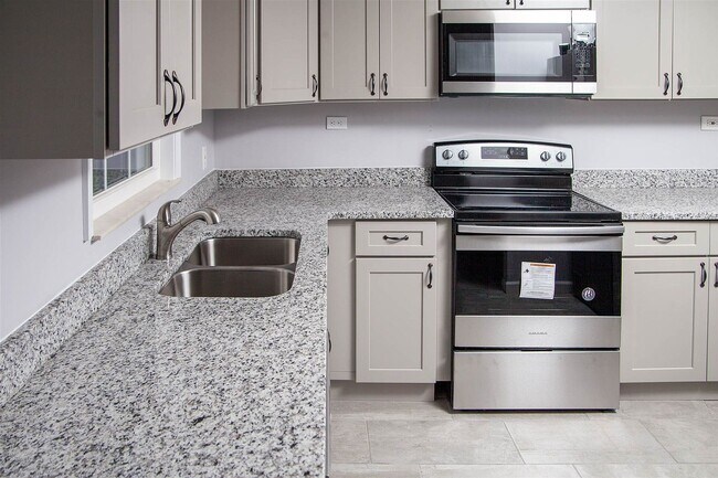 Building Photo - 3020 Featherstone Dr