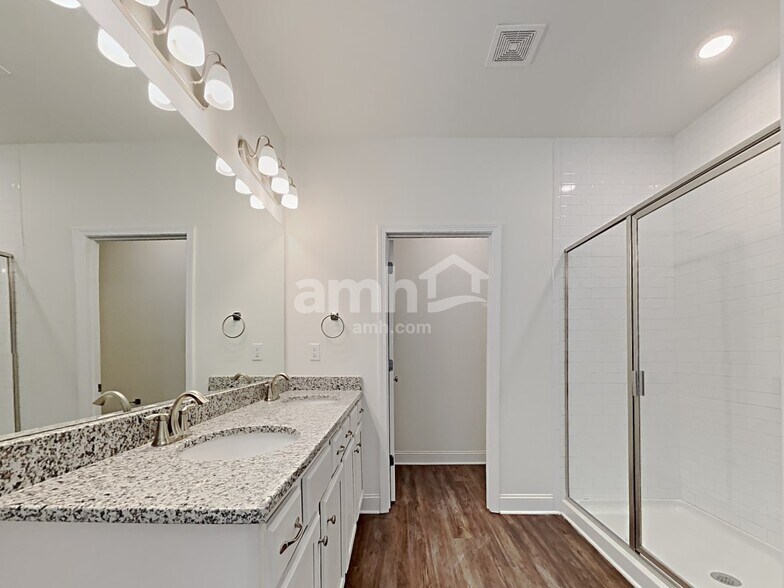 Building Photo - 5250 Valley Dr