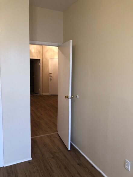 Building Photo - 214 48th St