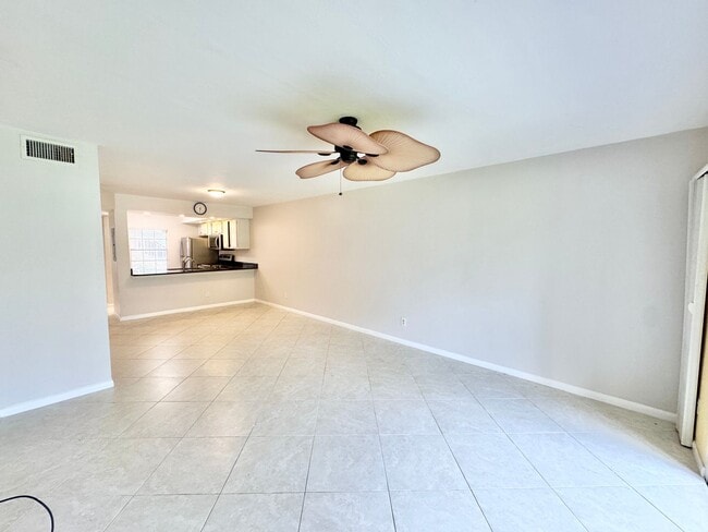 Building Photo - ** BRADSTROM VILLAGE ** 3 BED / 2 BATH CON...