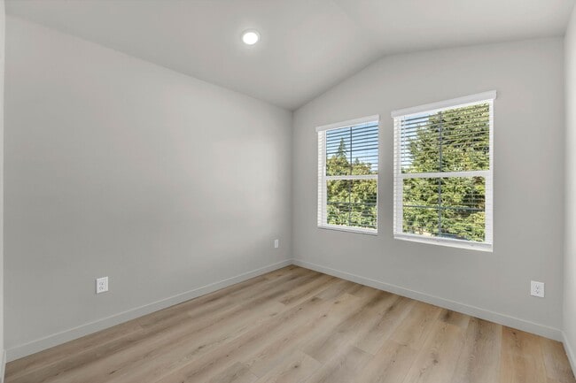 Building Photo - 9913 NE 46th Ct