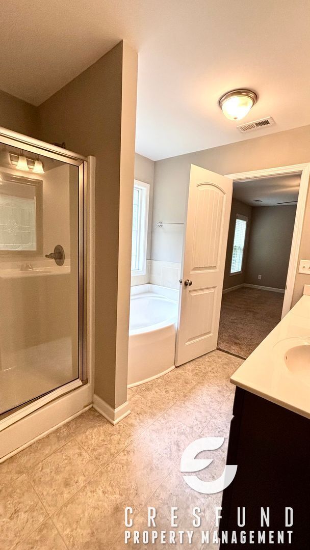Building Photo - Spacious, Stylish & Close to It All – 3 Be...
