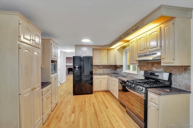 Building Photo - 77 Hemlock Ridge