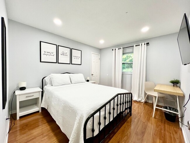 Building Photo - Beautiful 4/2 in Lakewood Estates