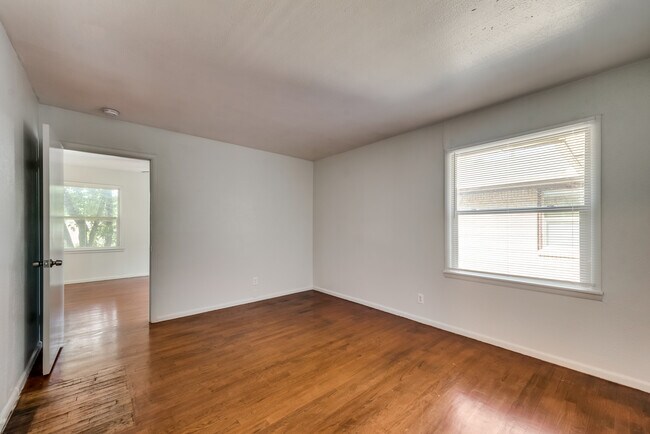 Building Photo - 307 W 4th St