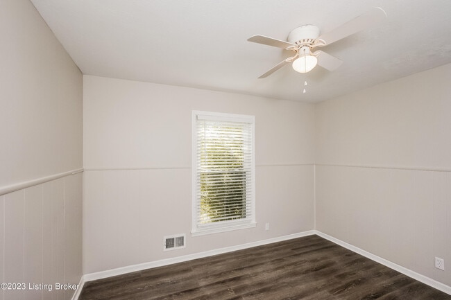 Building Photo - 215 Kim Ct