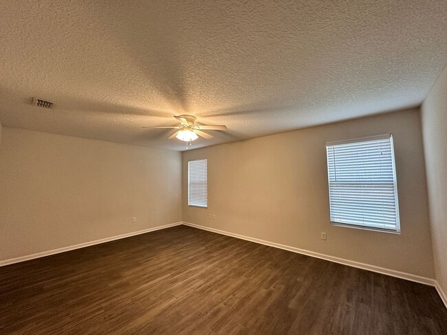 Building Photo - Four Bedroom Home on Belfort Rd.