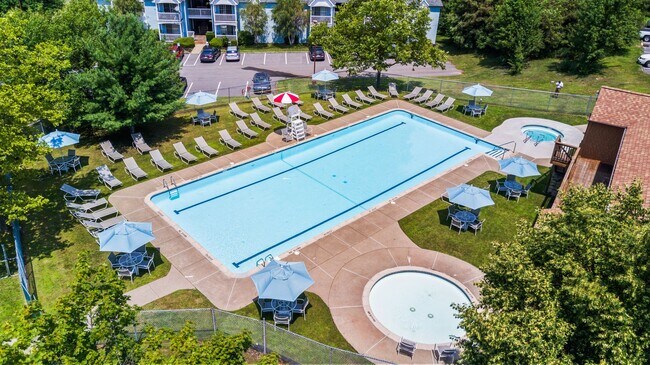 Building Photo - Two Bedroom Classic Style Apartment on the Second Floor/Walk-in Level