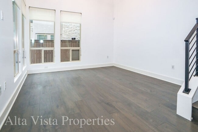 Building Photo - Beautiful Townhome centrally located in Mi...