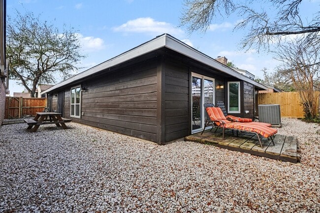 Building Photo - 16607 Neumann Dr