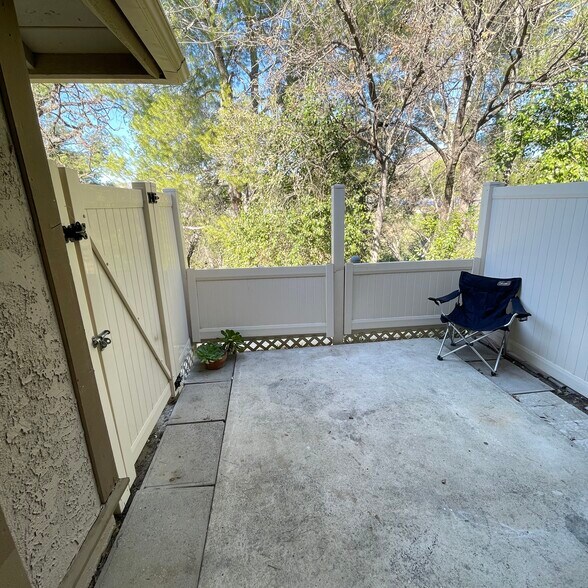 Building Photo - 28817 Conejo View Dr