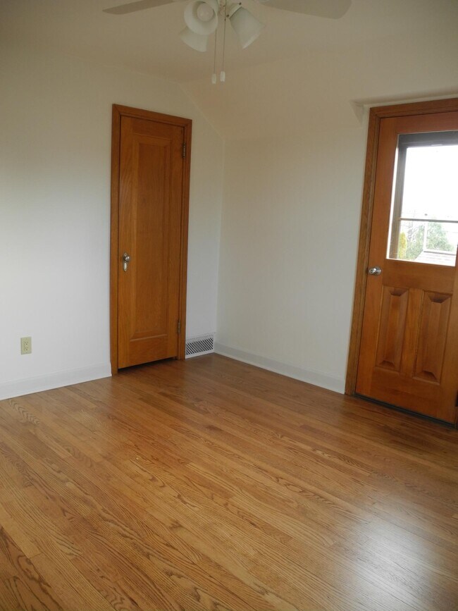 Bedroom 2 - 946 W Shore Dr
