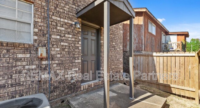 Building Photo - 4001 Mable St