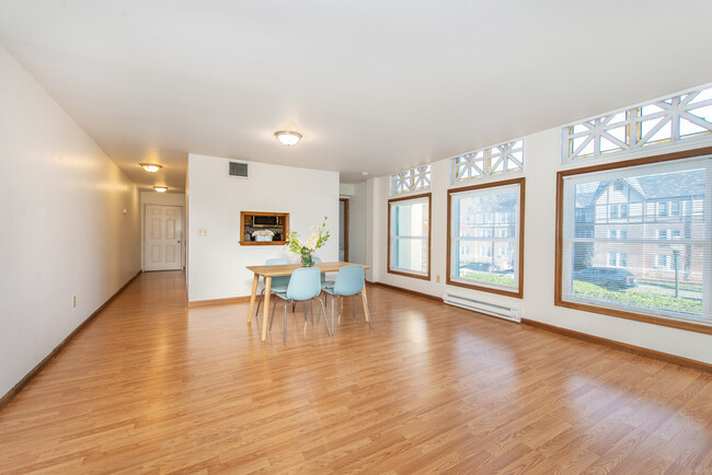 bright spacious living/dinning comb room - 21 Springfield Ave