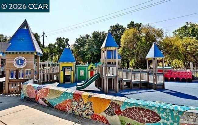 Building Photo - 2144 Northwood Cir