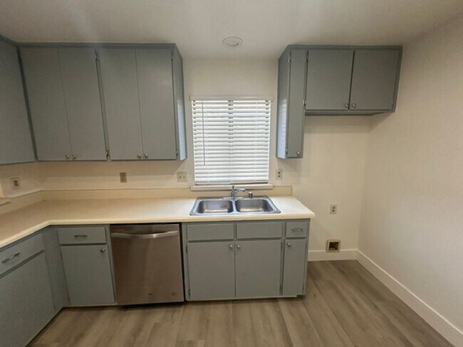 Building Photo - 3 Bedroom 2 Bathroom Home in Tulare!