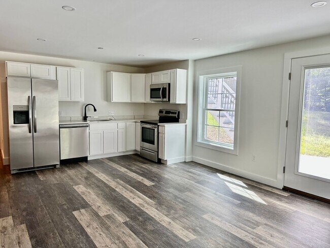 Building Photo - New 3 bed, 3 bath house with in law apt on...