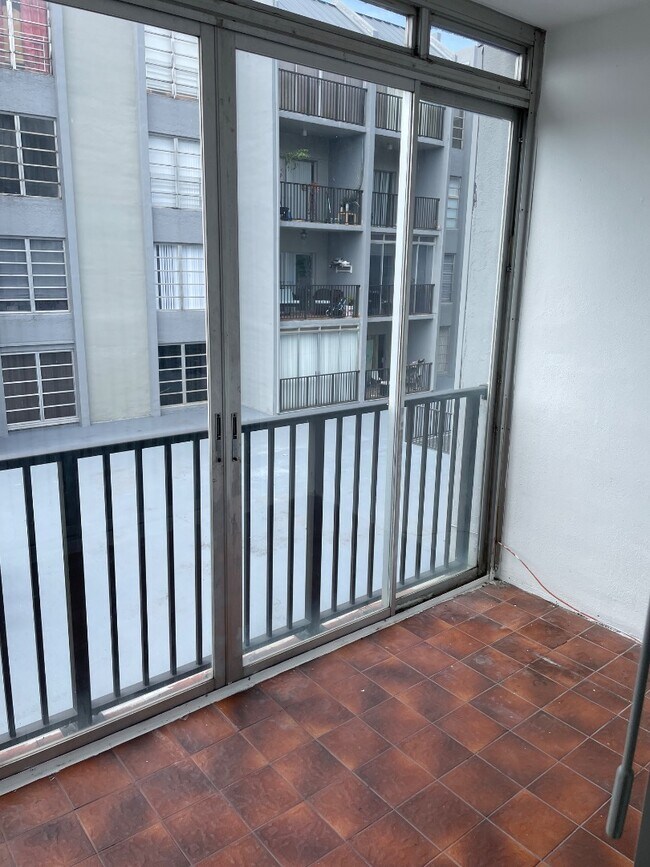 Building Photo - 305 W 68th St