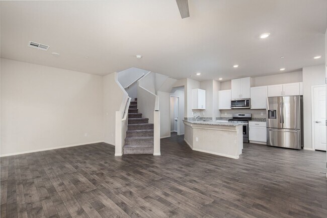 Building Photo - Newer three bedroom unit in gated communit...