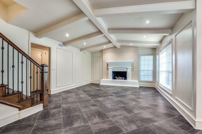 Building Photo - Charming Custom Duplex in Prestigious Pres...