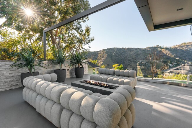 Building Photo - Prestigious Hollywood Hills Home for Rent