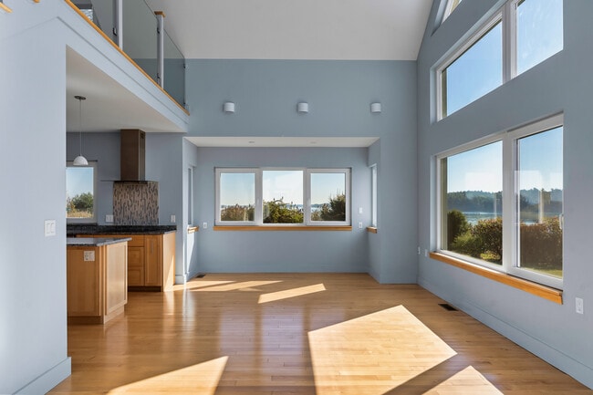 Building Photo - 1 Shoreline Dr