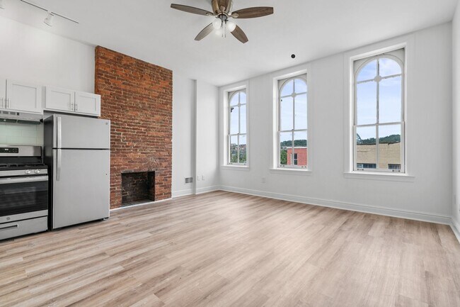 Primary Photo - 2304 1/2 E Carson Street