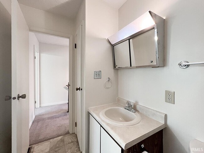 Building Photo - 513 E Graham Pl