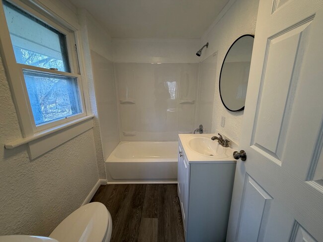 Building Photo - Move-In Ready 3BR in West Akron — Clean, Updated, Comfortable