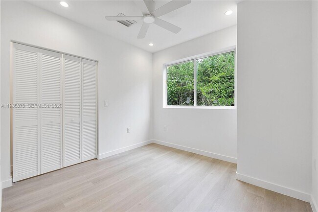 Building Photo - 5433 NW 5th Ave