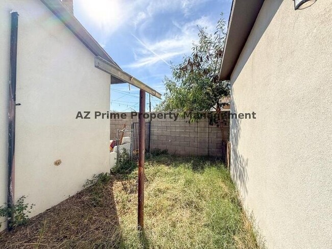 Building Photo - 2427 W Yavapai St