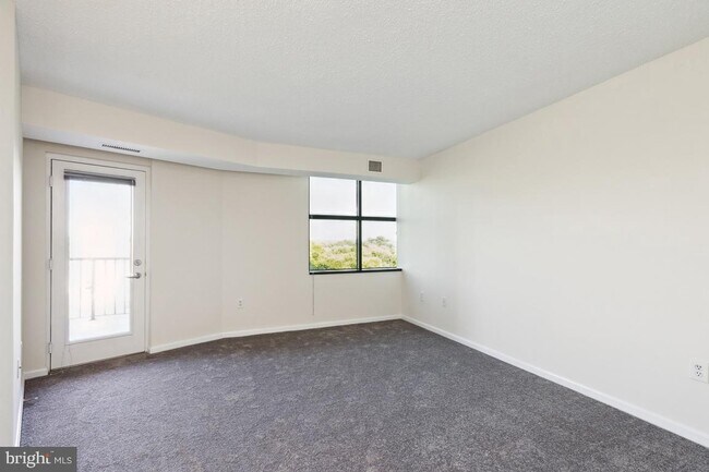 Building Photo - 10101 Grosvenor Pl