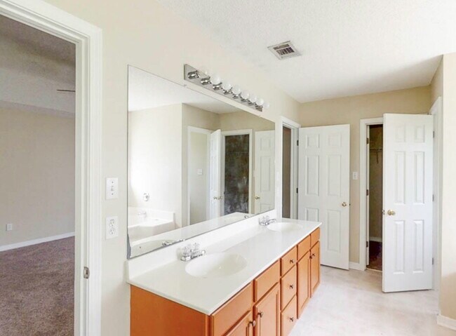 Building Photo - 3514 Farrington Ct