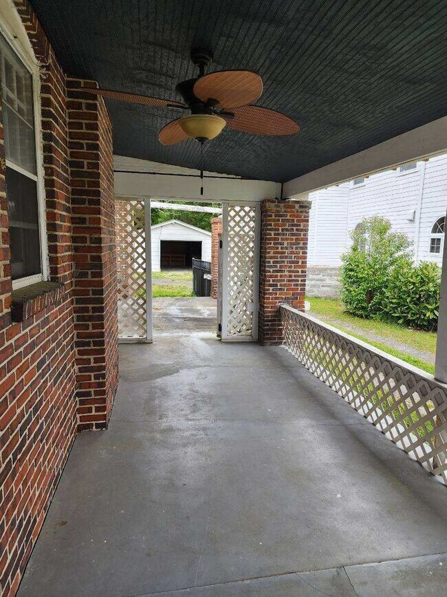 Building Photo - 2 Bedroom 2 bath house 1850 Square Foot!! Lots of Room!!