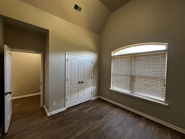 Building Photo - Fultondale/ Chapel Hill Sub-Division 4 BR / 2 Barhrooms / 2 car Garage