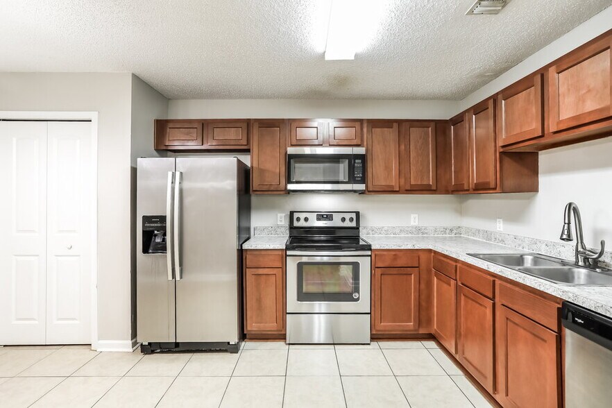 Building Photo - 1853 Alberta Ct N