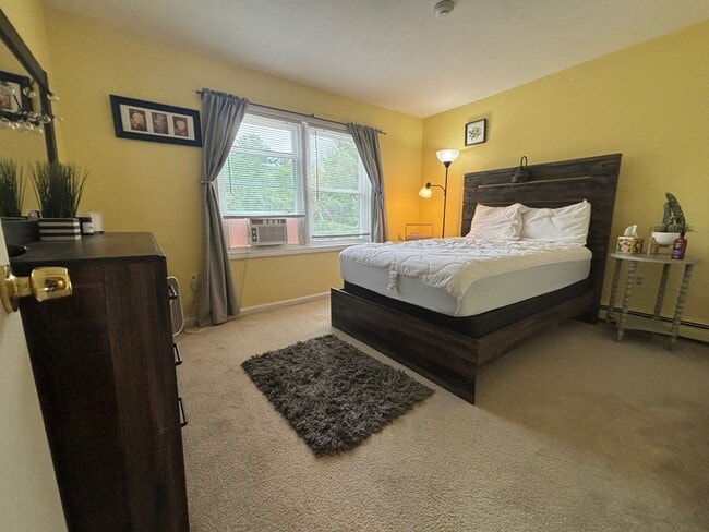 Building Photo - 266 Endicott St N