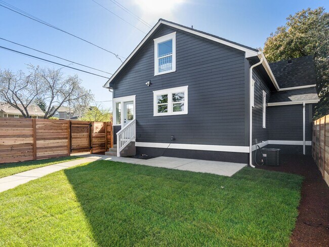 Building Photo - Gorgeous, updated 3-bdr Vernon bungalow w/...