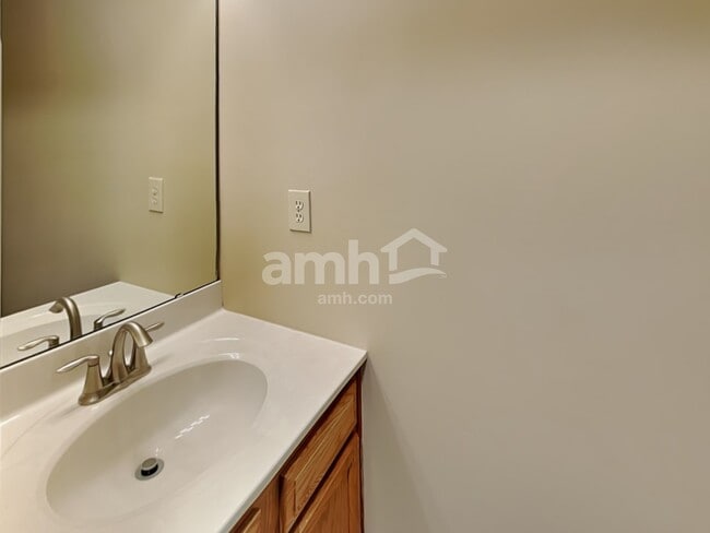 Building Photo - 10 Bobwhite Ct