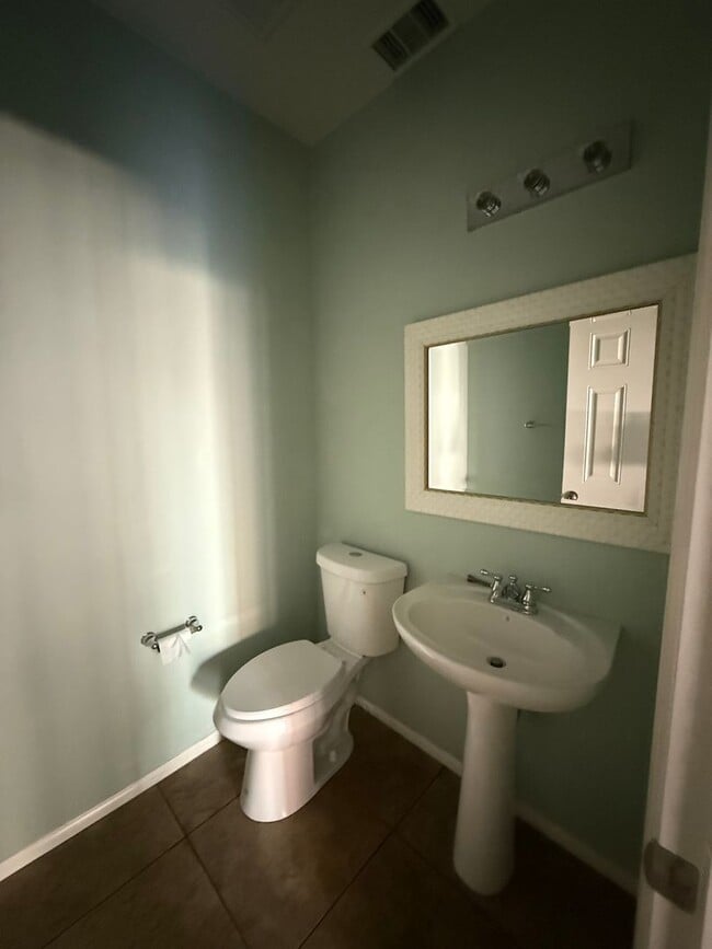 Building Photo - 3 bed, 2 1/2 bath townhome in Moorpark