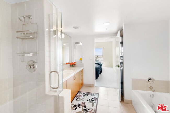 Building Photo - 13700 Marina Pointe Dr