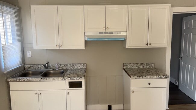 Building Photo - 805 Rountree Ave SE