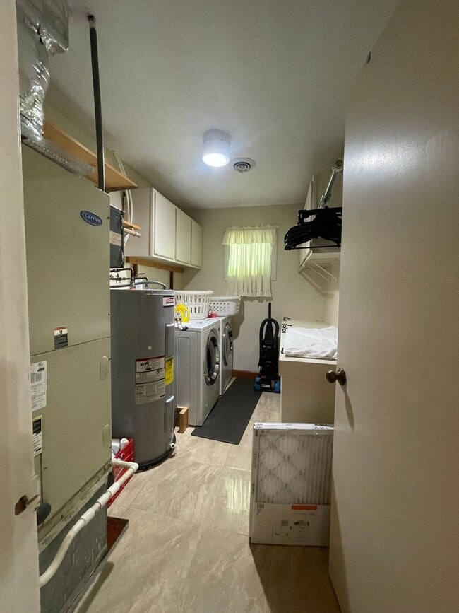 Building Photo - Walking Distance to the Parkway!